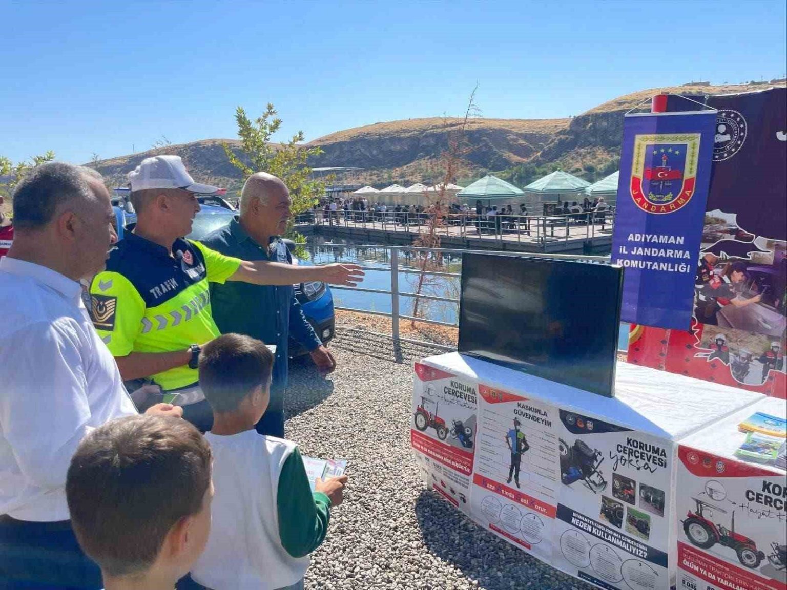 jandarma-ekipleri-trafik-bilgilendirme-standi-acti