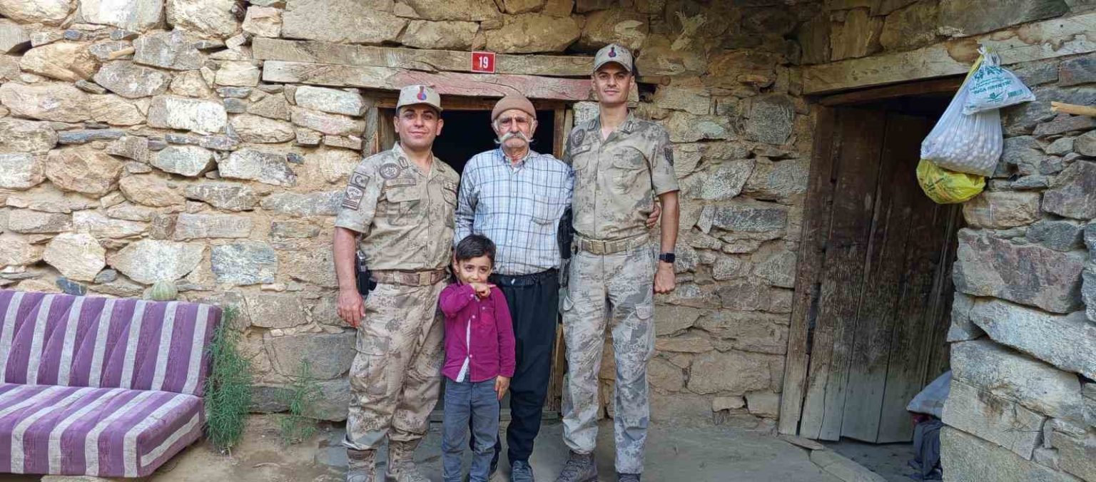 jandarma-yaslilar-gununde-koylerdeki-buyukleri-unutmadi