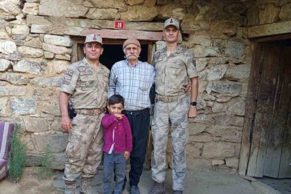 jandarma-yaslilar-gununde-koylerdeki-buyukleri-unutmadi