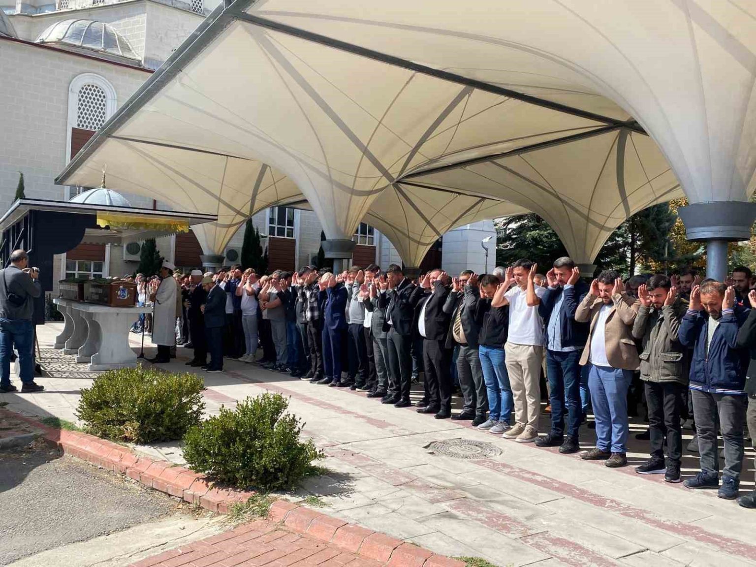 kahramankazandaki-trafik-kazasinda-hayatini-kaybeden-kardesler-son-yolculuguna-ugurlandi