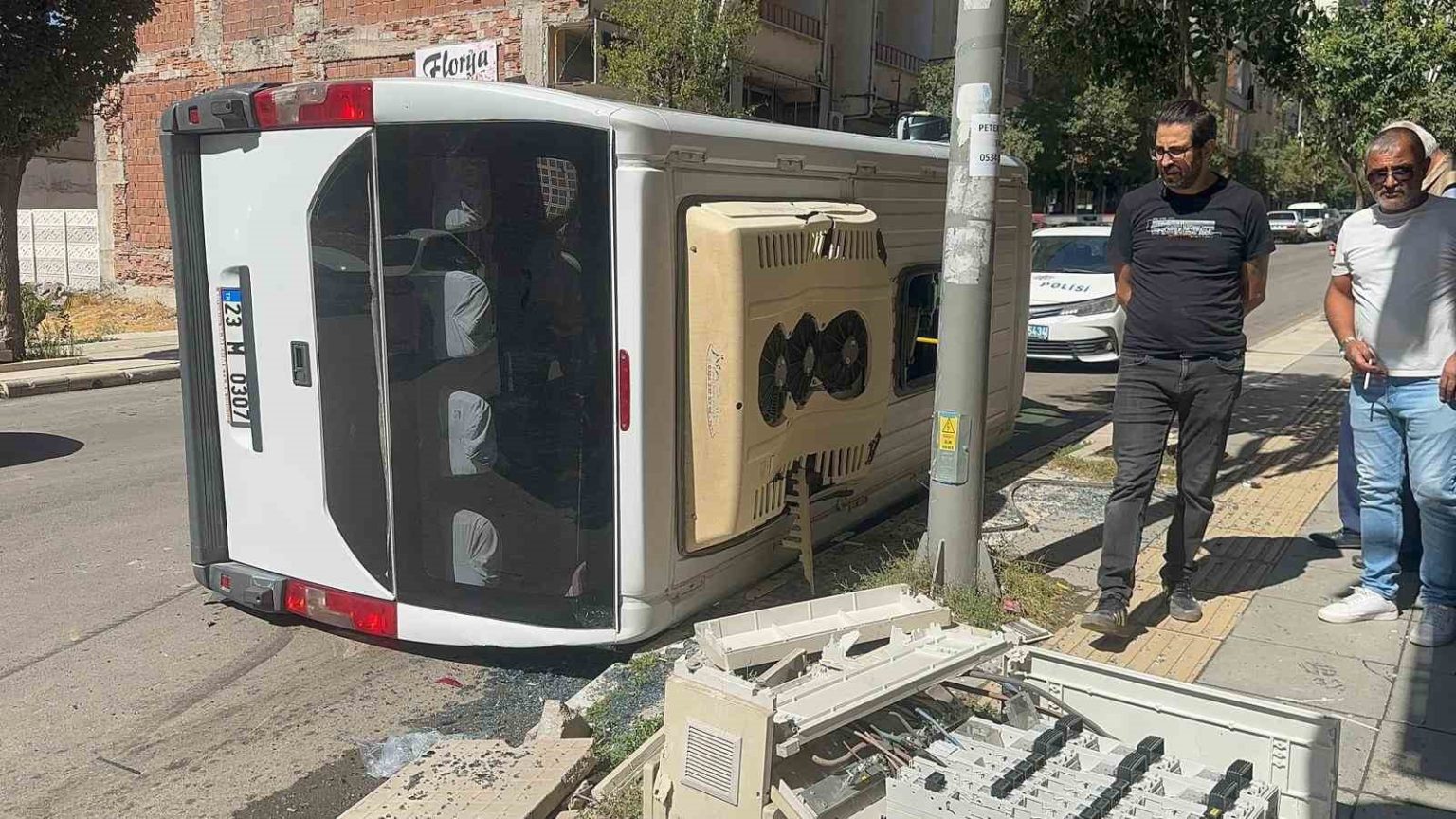 kamyonet-ile-carpisan-yolcu-minibusu-devrildi