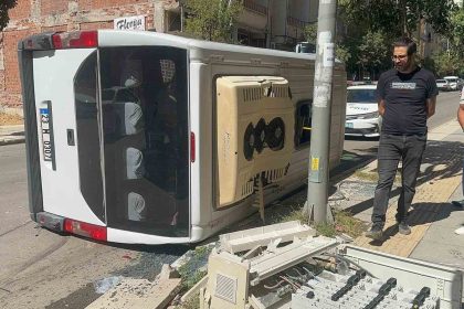 kamyonet-ile-carpisan-yolcu-minibusu-devrildi