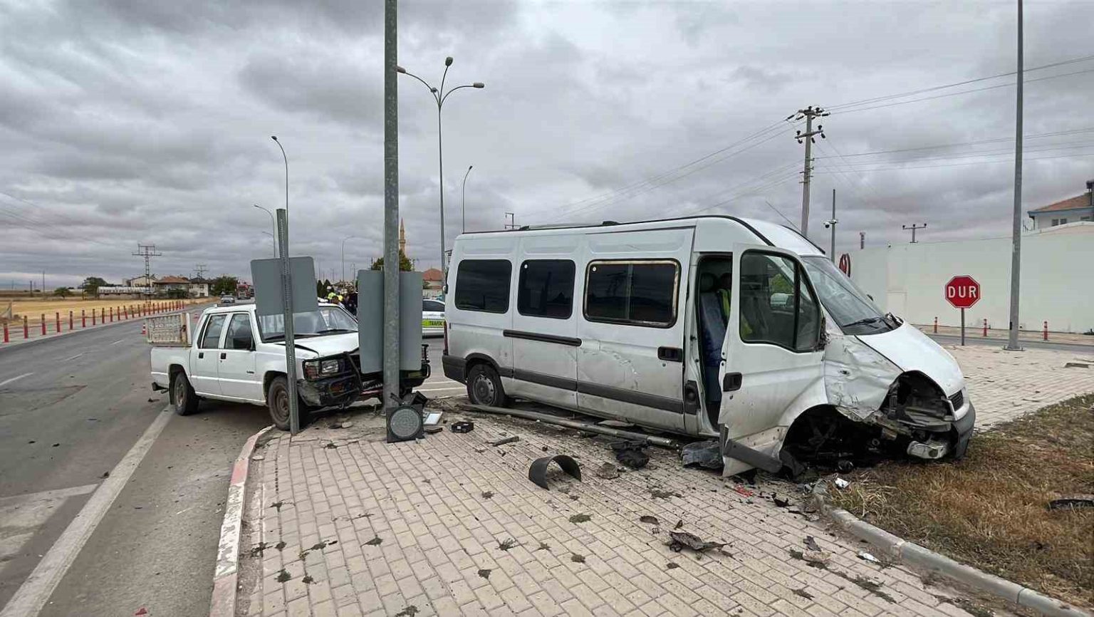 karamanda-minibus-ile-kamyonetin-carpistigi-kaza-kamerada-1-yarali
