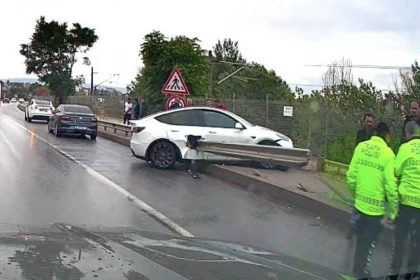 kontrolden-cikan-tesla-bariyere-saplandi