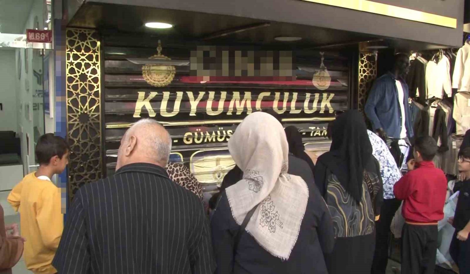 kuyumcu-altinlari-alip-kacti-vatandaslar-dukkani-yagmalamaya-calisti