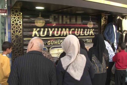 kuyumcu-altinlari-alip-kacti-vatandaslar-dukkani-yagmalamaya-calisti