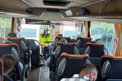 manisada-otobuslerde-emniyet-kemeri-denetimi