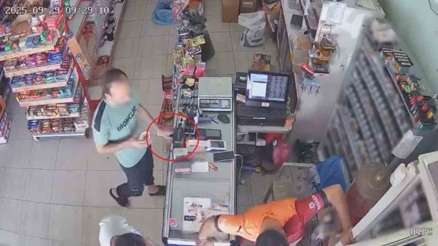 market-calisanini-oyaladi-kasla-goz-arasinda-800-liralik-cakmagi-caldi-o-anlar-kamerada