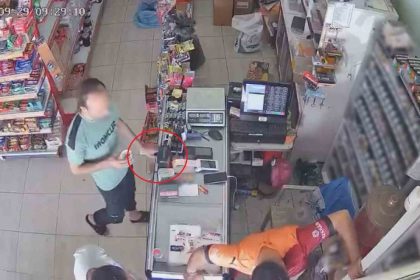 market-calisanini-oyaladi-kasla-goz-arasinda-800-liralik-cakmagi-caldi-o-anlar-kamerada