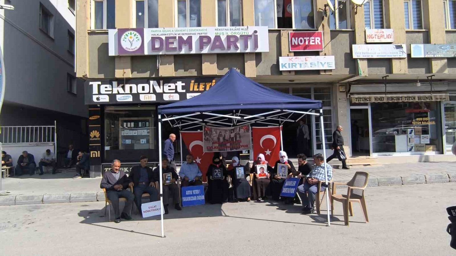musta-ailelerin-dem-parti-onundeki-eylemi-suruyor