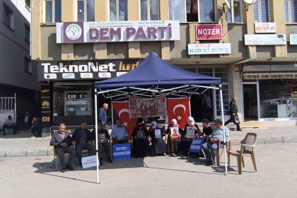 musta-ailelerin-dem-parti-onundeki-eylemi-suruyor