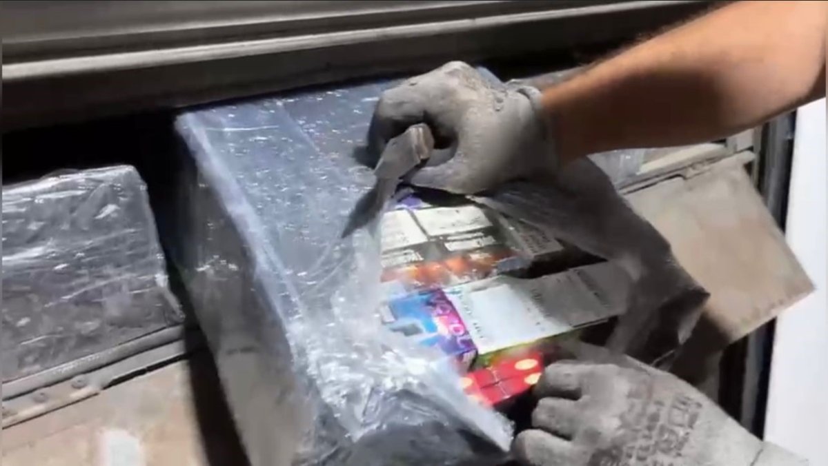 otobus-camurlugundaki-gizli-bolmeden-kacak-elektronik-sigara-ve-sigara-ele-gecirildi