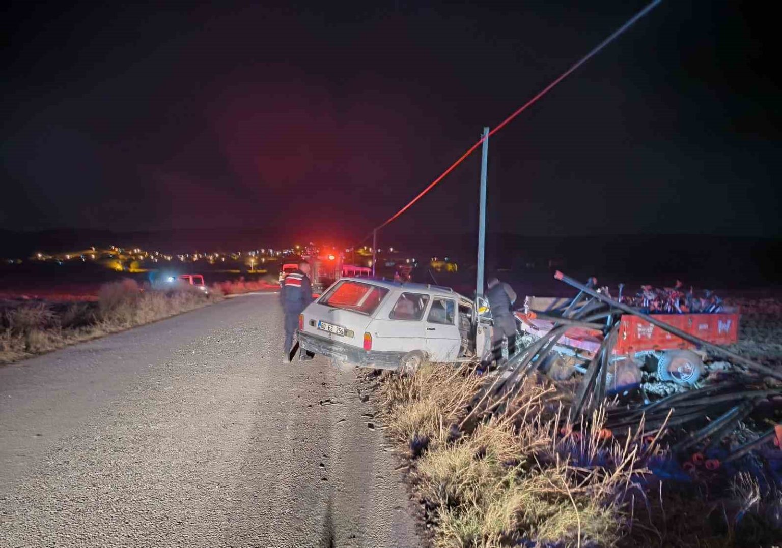 otomobil-su-borusu-yuklu-traktor-romorkuna-carpti-2-yarali