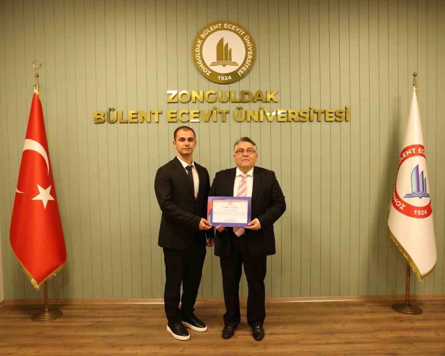 rektor-ozolcerden-nasanin-onur-listesine-adini-yazdiran-yusuf-nasa-tebrik