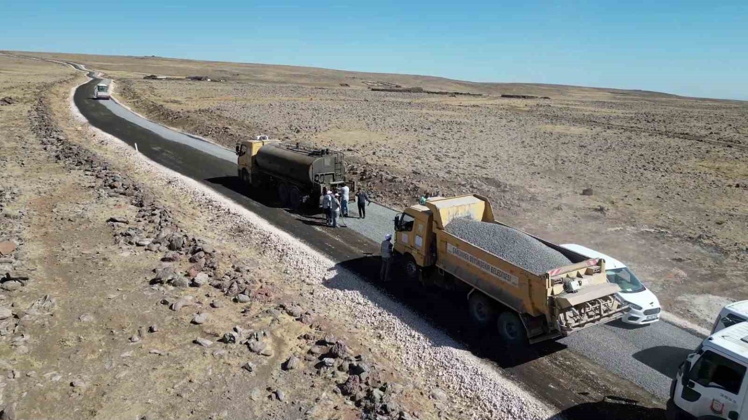 sanliurfa-buyuksehir-belediyesi-kirsaldaki-yollari-yeniliyor