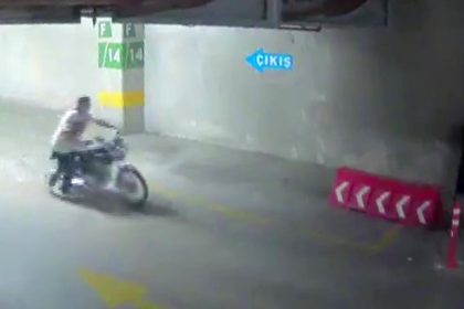sehir-hastanesinin-otoparkindan-iki-motosiklet-caldi-o-anlar-kameraya-yansidi