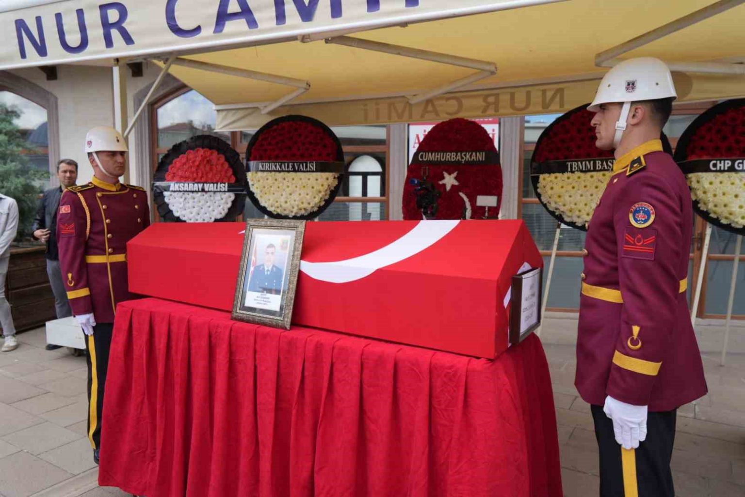 sehit-uzm-jandarma-cavus-arif-ozdemir-son-yolculuguna-ugurlaniyor