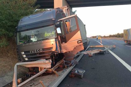 tir-bariyerlere-ok-gibi-saplandi