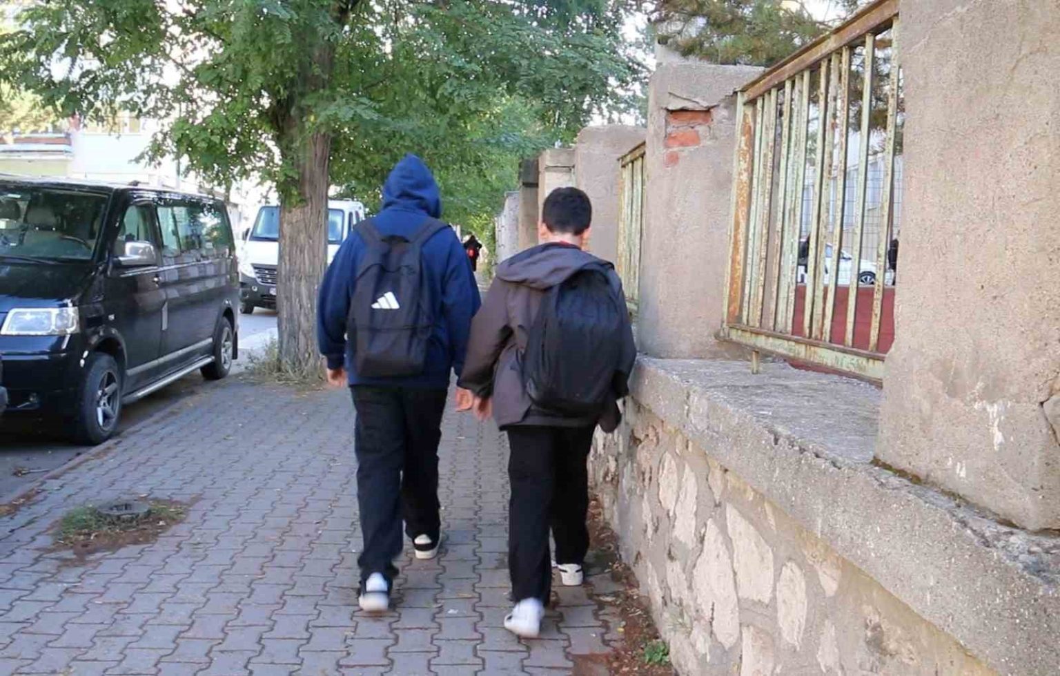 uzmani-acikladi-agir-okul-cantalari-cocuklarda-skolyoz-riskini-artiriyor