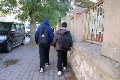 uzmani-acikladi-agir-okul-cantalari-cocuklarda-skolyoz-riskini-artiriyor