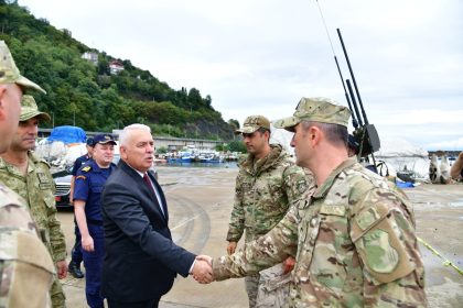 vali-aziz-yildirim-denizde-supheli-ya-da-tanimlayamadiginiz-herhangi-bir-cisim-gordugunuzde-lutfen-mudahale-etmeyin