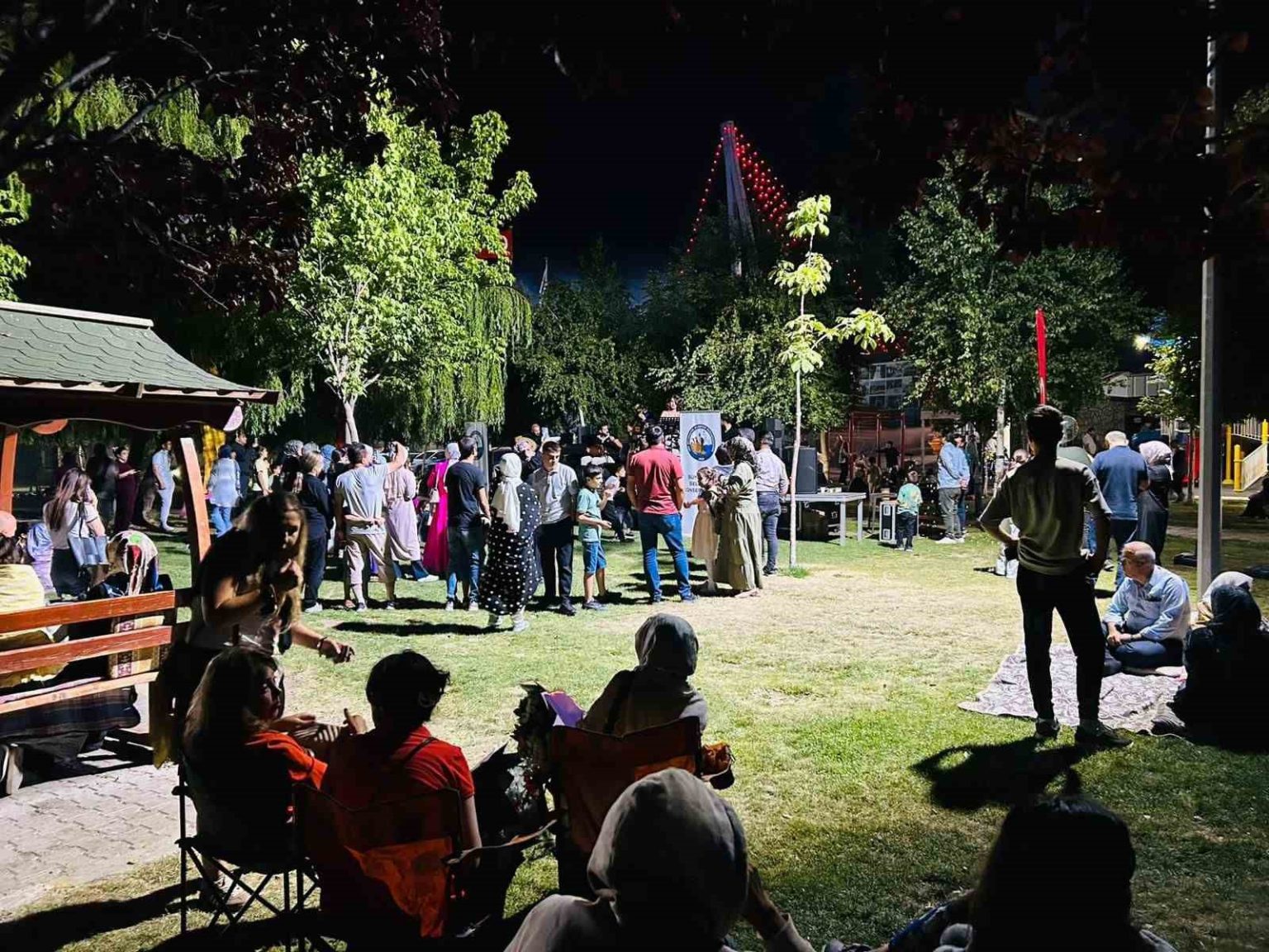 van-buyuksehir-belediyesinin-yaz-konserleri-binlerce-sanatseveri-bulusturdu