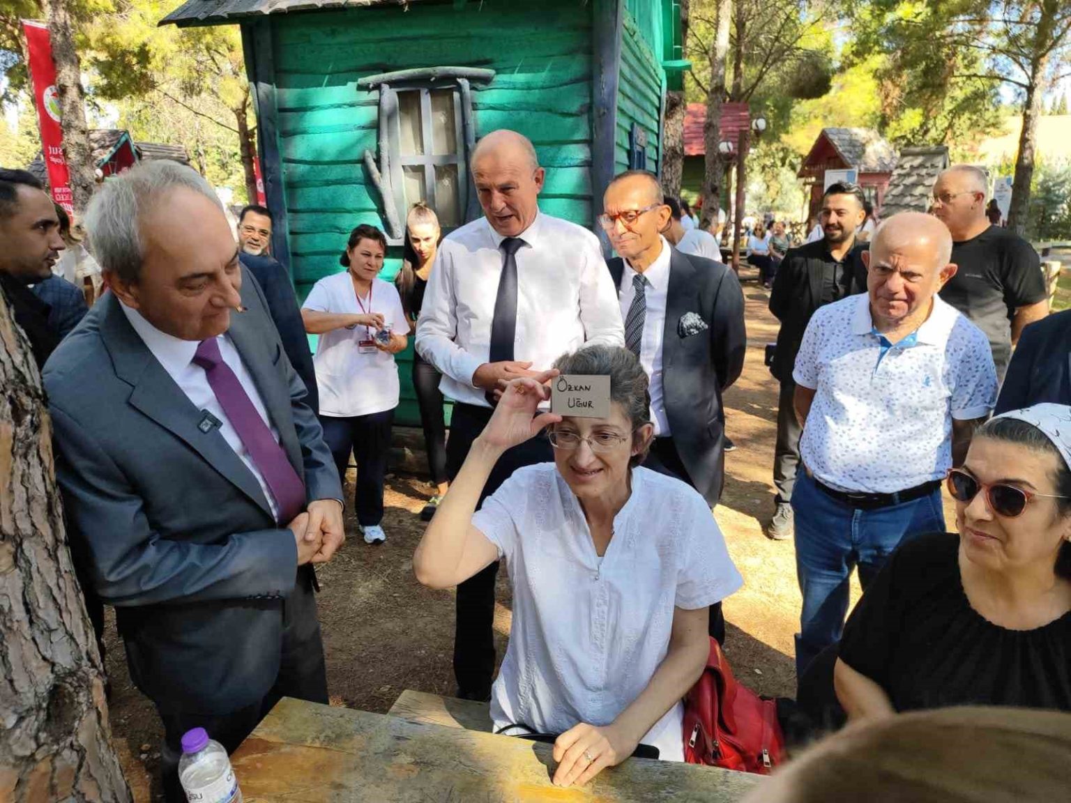 yaslilar-genclere-tas-cikartti