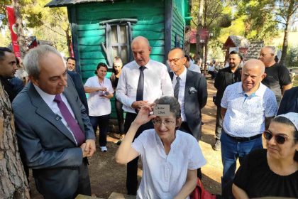 yaslilar-genclere-tas-cikartti