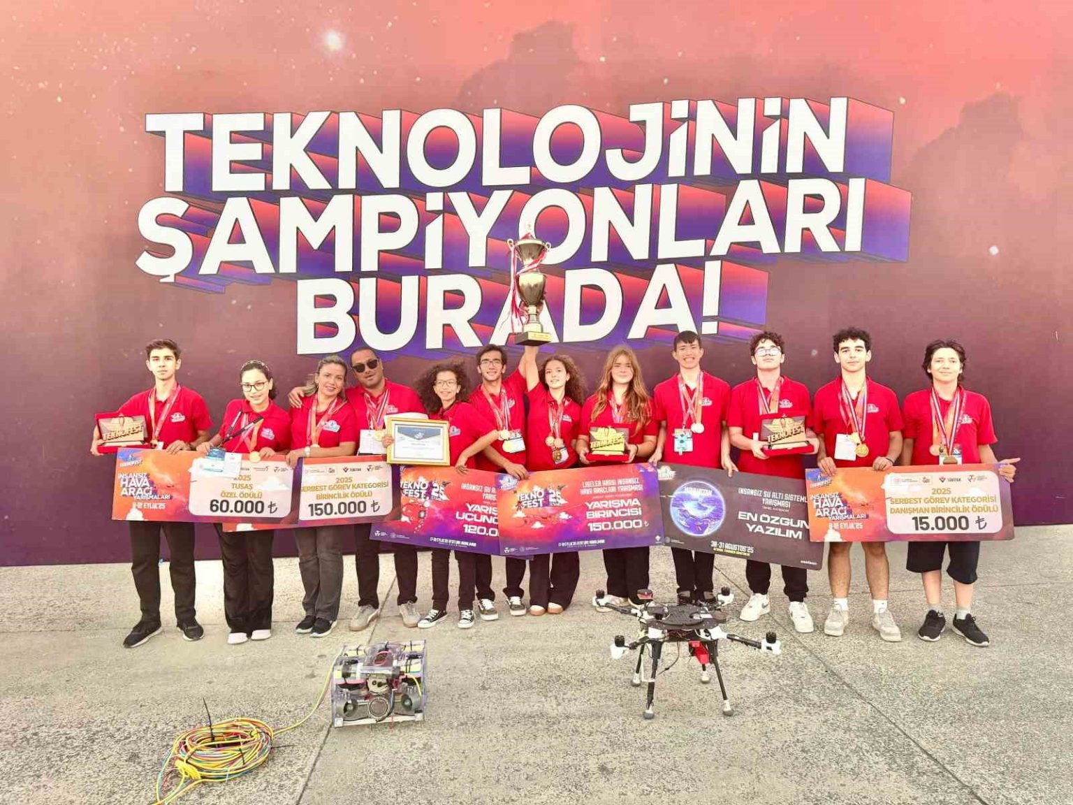 yilin-ogretmeni-ve-ekibi-2025-teknofestin-gozdesi-oldu