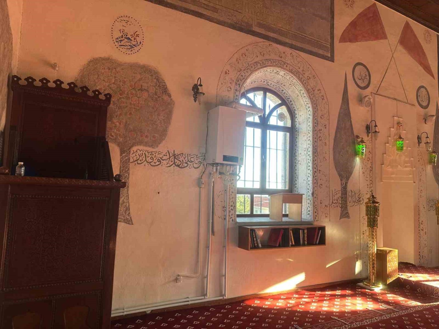 139-yillik-caminin-kibleye-bakan-duvarina-yerlestirilen-kombi-tepki-cekti