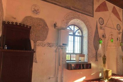 139-yillik-caminin-kibleye-bakan-duvarina-yerlestirilen-kombi-tepki-cekti