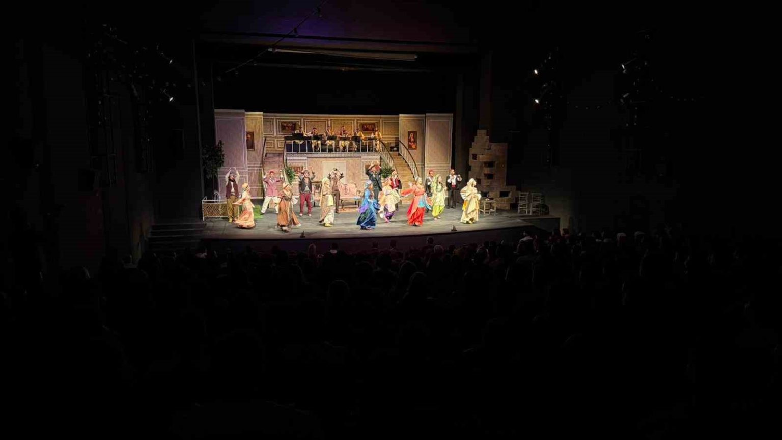 21-orhan-asena-yerli-oyunlar-tiyatro-festivali-askin-sen-hali-oyunuyla-basladi