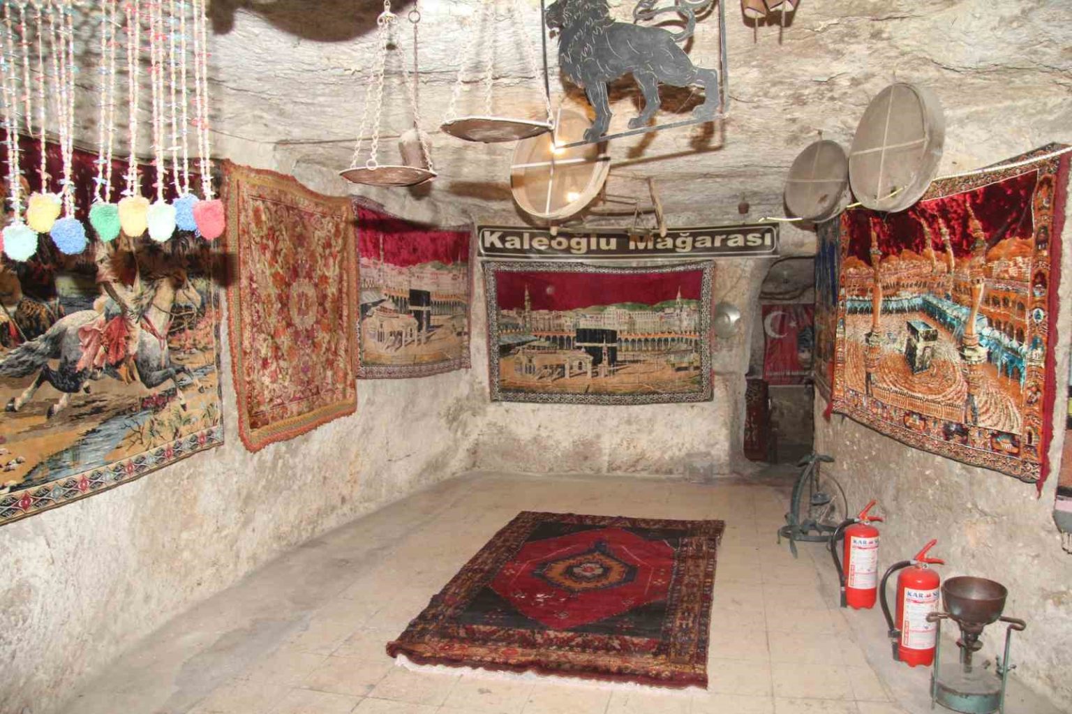 500-yillik-kaleoglu-magarasindaki-duvar-halilari-ziyaretcileri-hayran-birakiyor