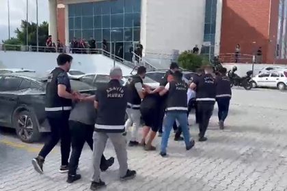 63-yasindaki-kadinin-pompali-tufekle-olduruldugu-komsu-kavgasina-5-tutuklama