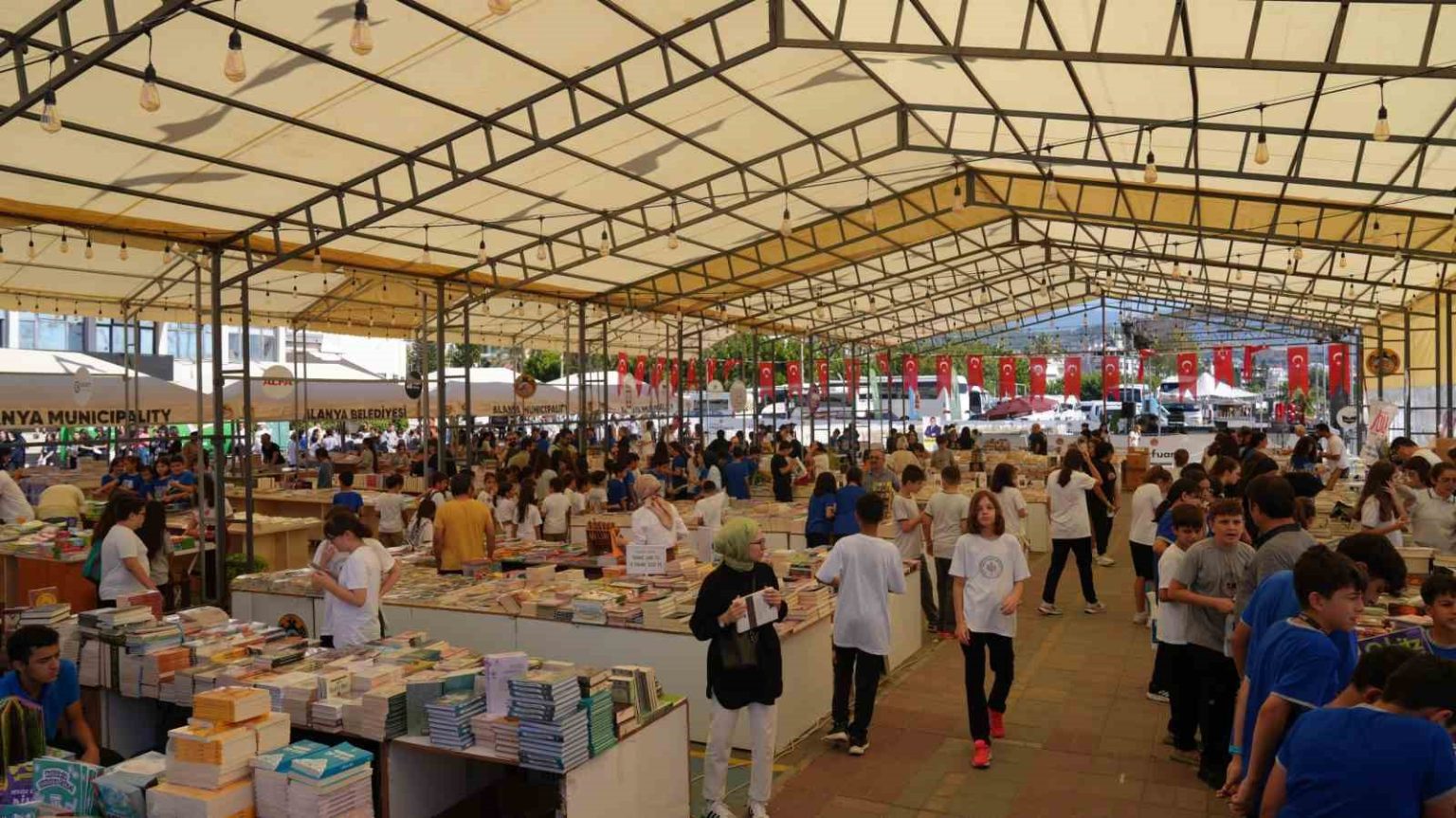 alanya-kitap-fuarina-ogrencilerden-yogun-ilgi