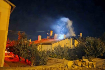 ankarada-iki-katli-binada-yangin-2-kisi-dumandan-etkilendi