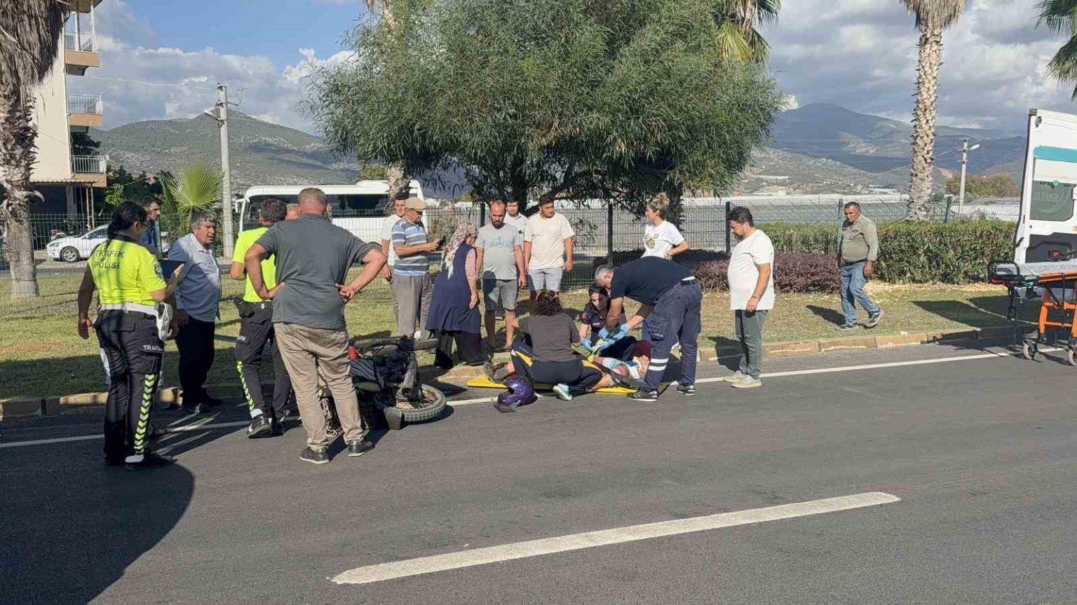 antalyada-okul-servisiyle-carpisan-motosikletli-agir-yaralandi