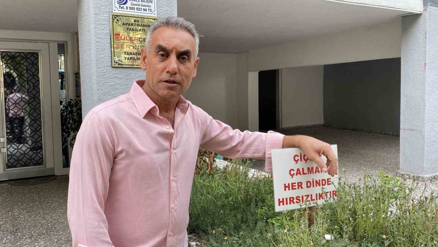 bahcesinden-surekli-cicek-calinan-apartmanin-yoneticisinden-ilginc-uyari