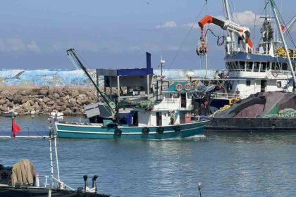 balikcilar-bol-hamsi-avi-icin-havanin-sogumasini-bekliyor