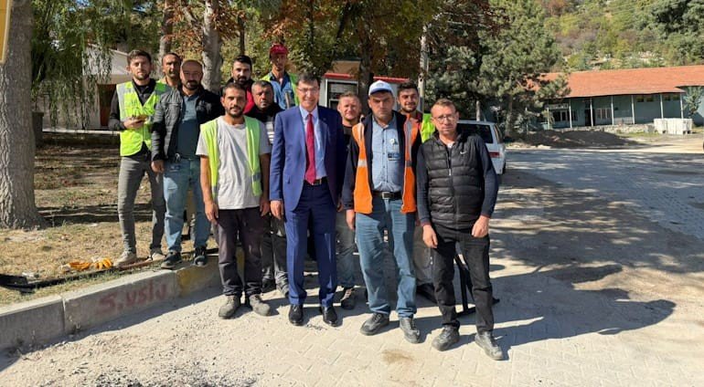 baskan-kahveci-gokcimen-parki-cevresindeki-asfalt-calismalarini-inceledi