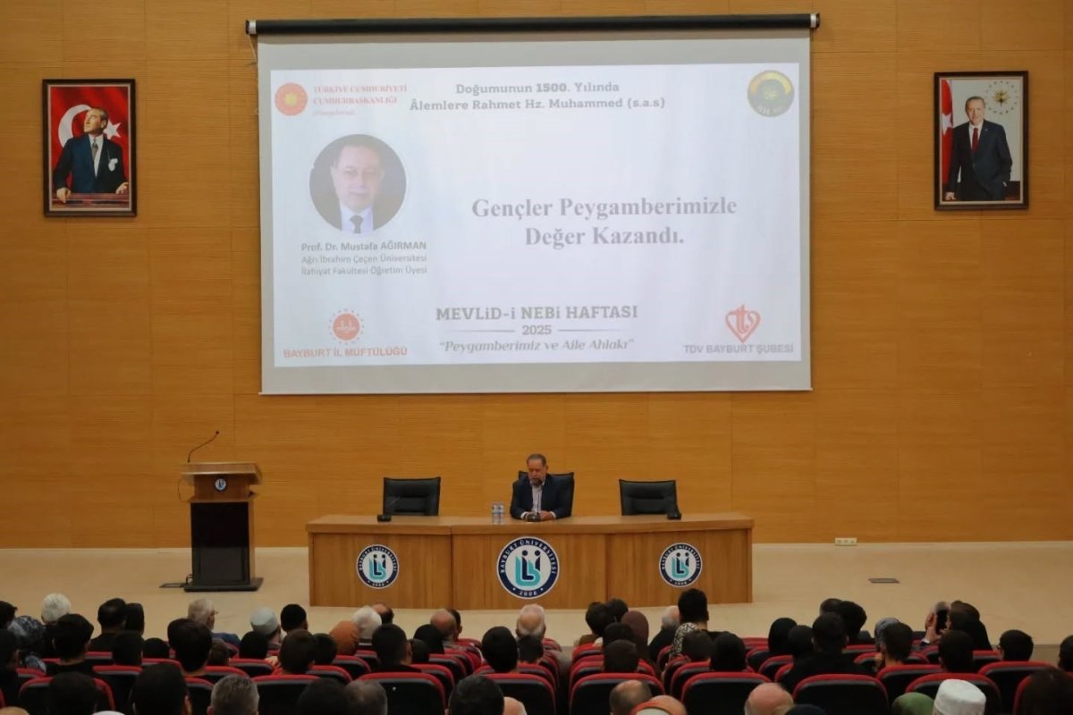 bayburtta-gencler-peygamberimizle-deger-kazandi-konulu-konferans-duzenledi