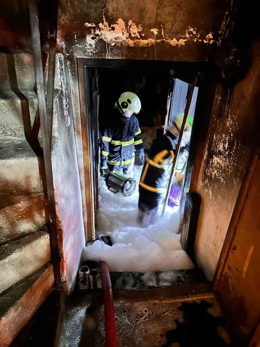 bilecikte-iki-katli-evde-yangin-cikti