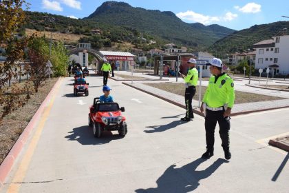 burdurda-ogrencilere-trafik-guvenligi-egitimi