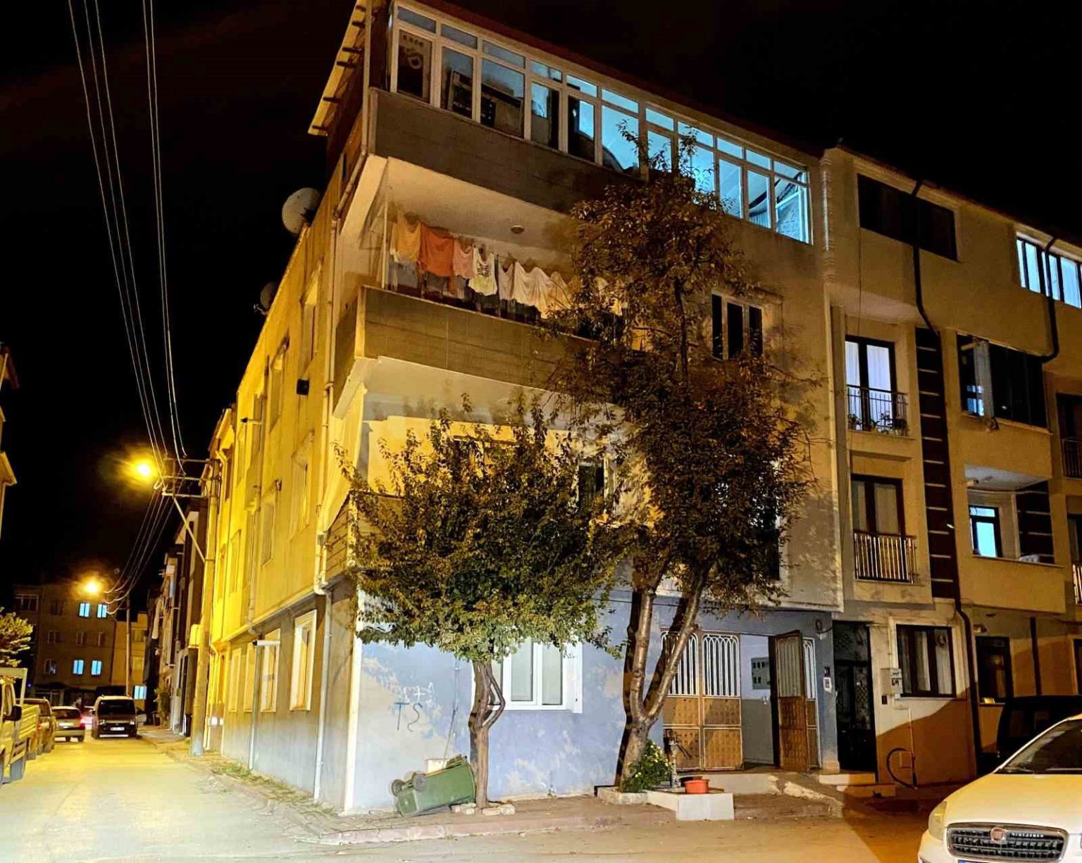 bursada-3uncu-kattan-dusen-genc-yaralandi
