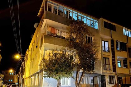 bursada-3uncu-kattan-dusen-genc-yaralandi