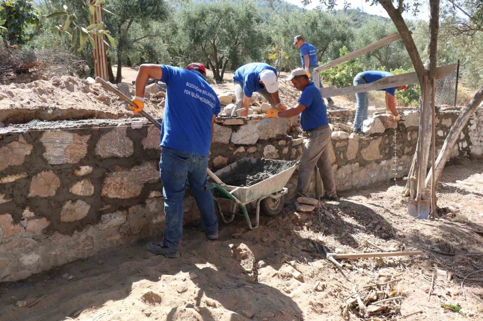 camliderede-koy-ici-yollar-ve-okul-cevre-duvarlari-yenilendi