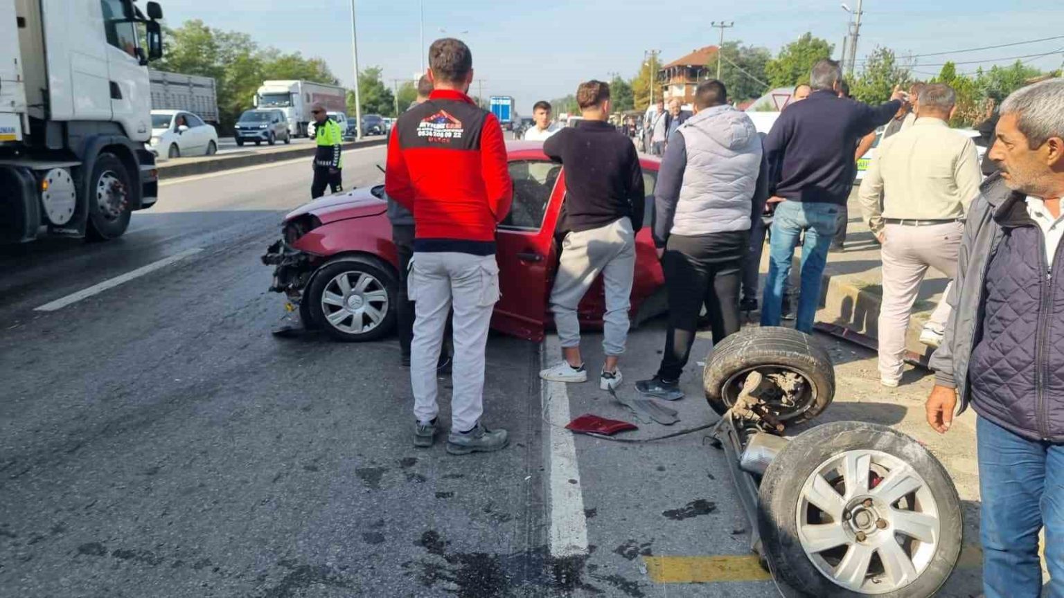 cip-ile-carpisan-otomobilin-arka-tekerlekleri-yola-firladi-2-yarali