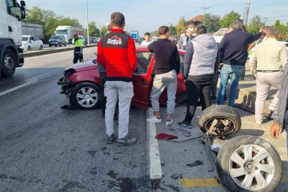 cip-ile-carpisan-otomobilin-arka-tekerlekleri-yola-firladi-2-yarali