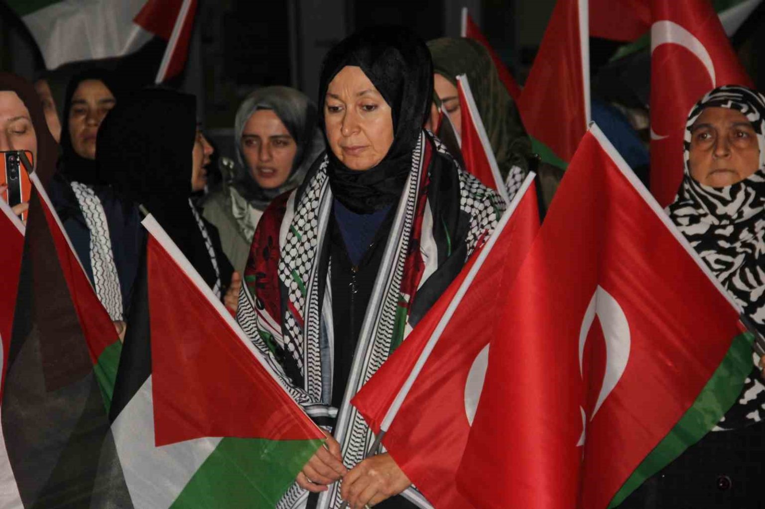 corumda-yuzlerce-vatandas-israili-protesto-etti
