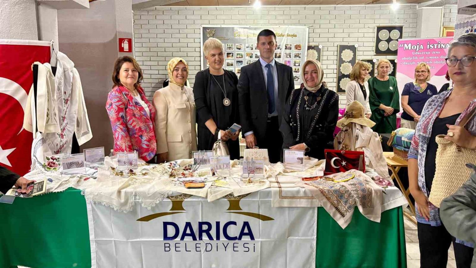 daricali-kadinlarin-el-emegi-urunleri-bosnada-sergilendi
